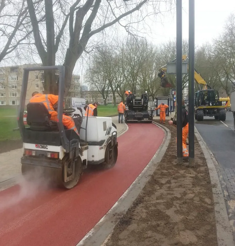 ervaring wegenbouwers die de gemaakte weg controleren.