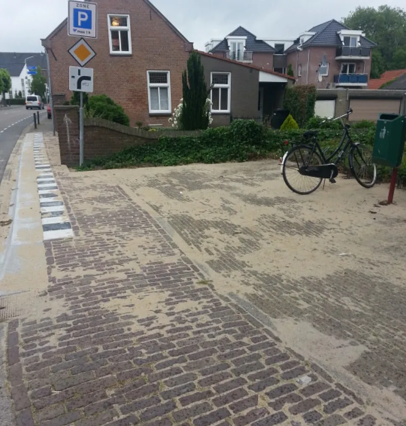 een straat waar net werkzaamheden zijn verricht.
