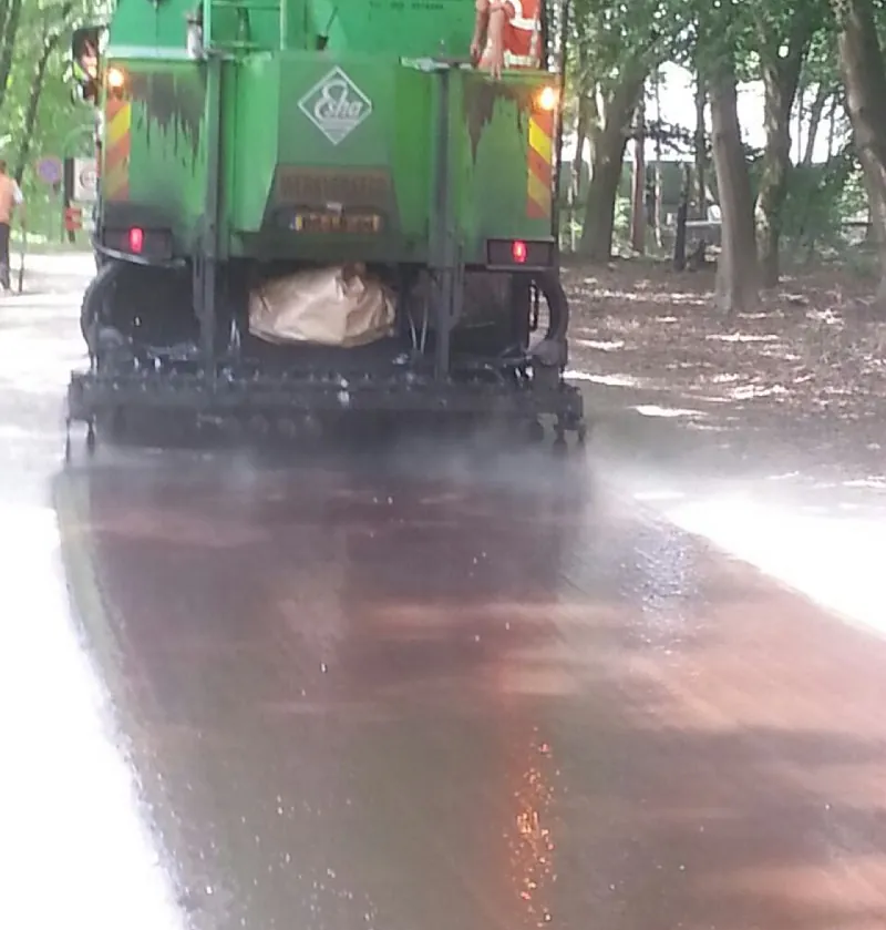 truc die bezig is een weg glad te maken.