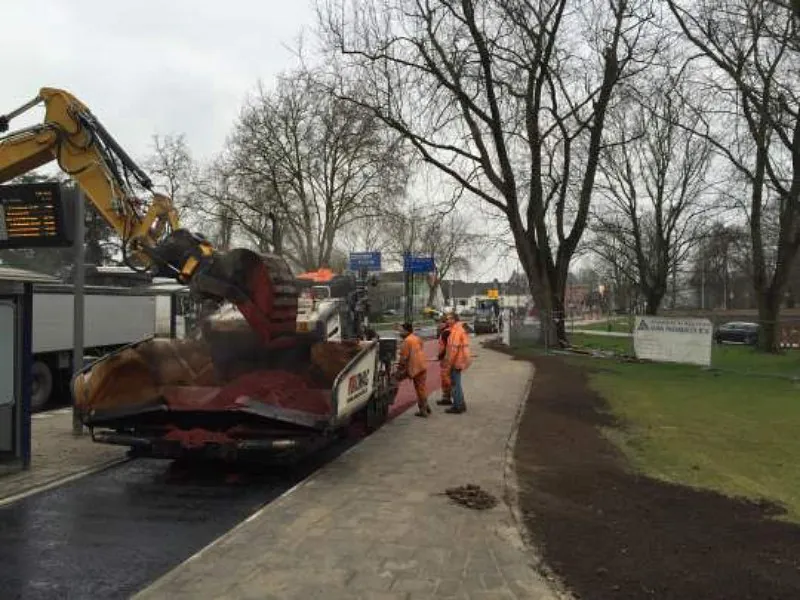 Ervaren straatmakers die een weg opbouwen.