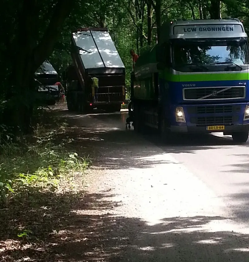 Vrachtwagens die onderdelen vervoeren.