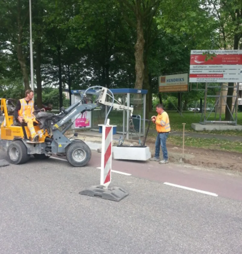 ervaren stratenmakers die werkzaamheden verricht aan een weg.