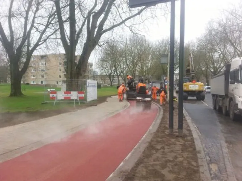 De opbouw van een weg. Die wordt getest door een gemeentewerker.